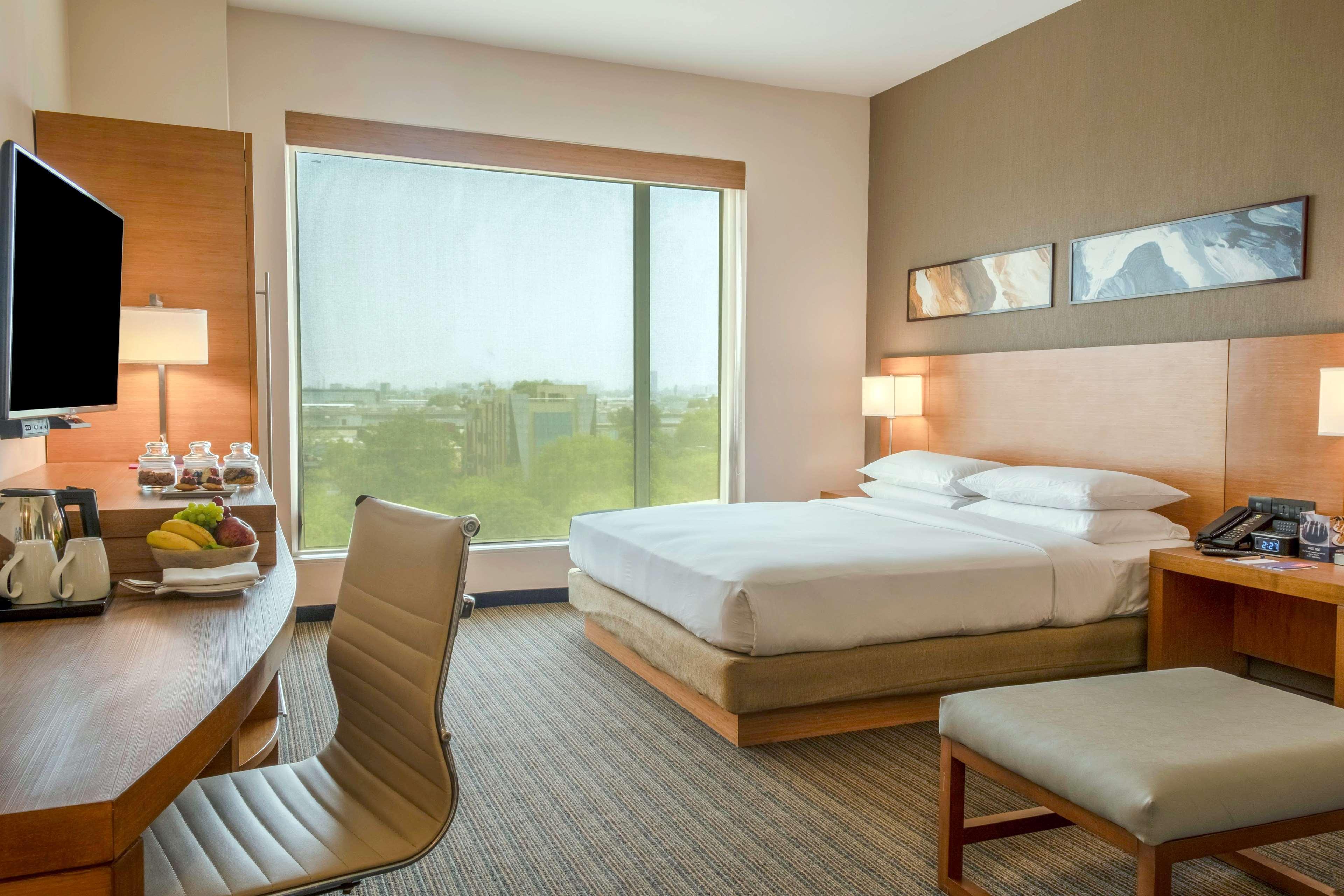 Hyatt Place Gurgaon Udyog Vihar Екстер'єр фото A guest room at the Hilton San Diego Bayfront