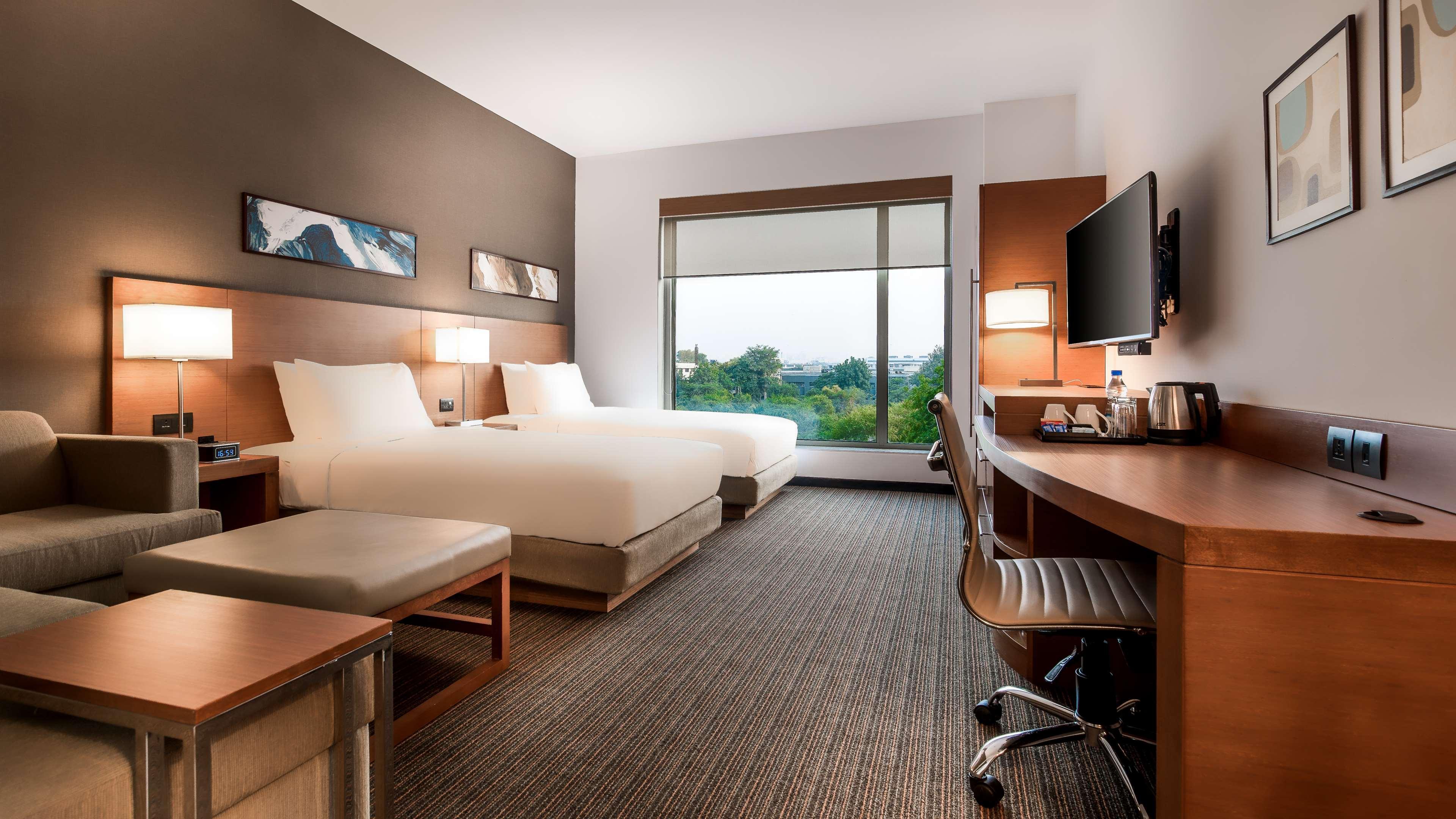 Hyatt Place Gurgaon Udyog Vihar Екстер'єр фото A typical guest room at an Embassy Suites