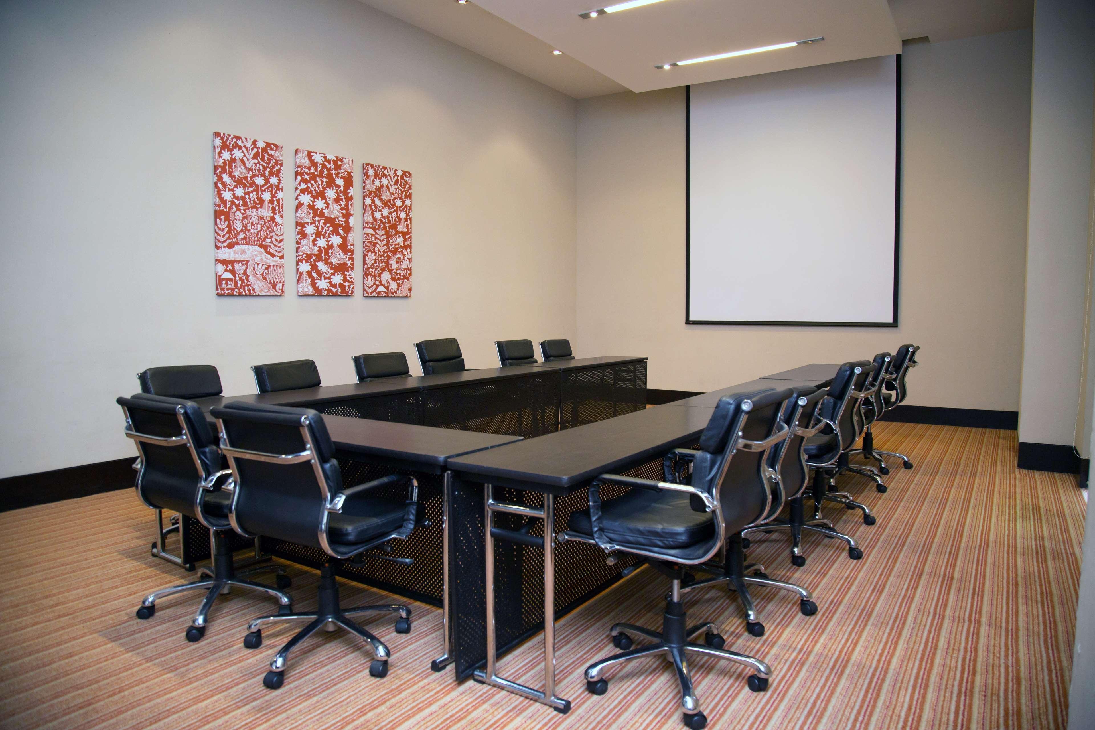 Hyatt Place Gurgaon Udyog Vihar Екстер'єр фото A projection screen in a meeting room