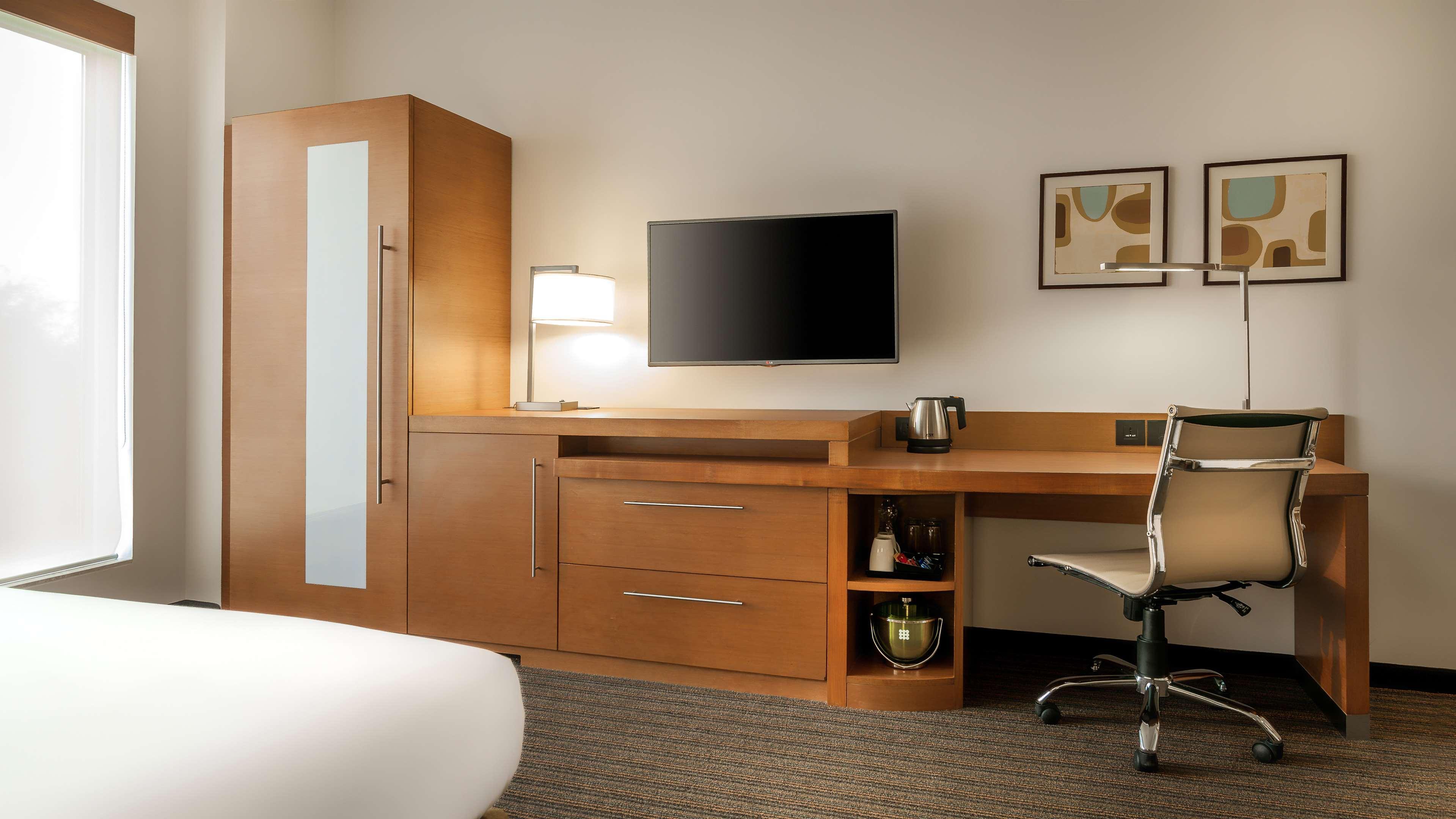 Hyatt Place Gurgaon Udyog Vihar Екстер'єр фото A typical room at the Hilton Garden Inn