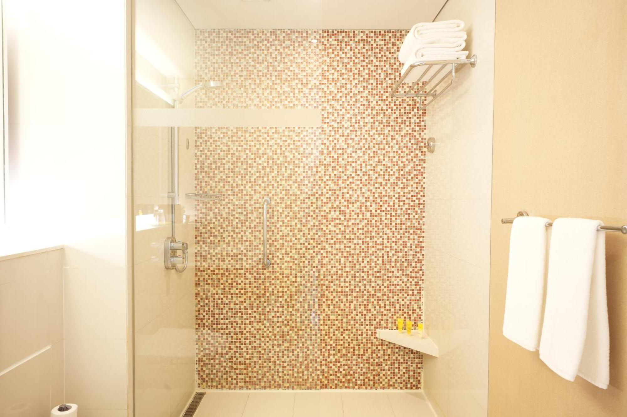 Hyatt Place Gurgaon Udyog Vihar Екстер'єр фото A shower with a fixed shower head